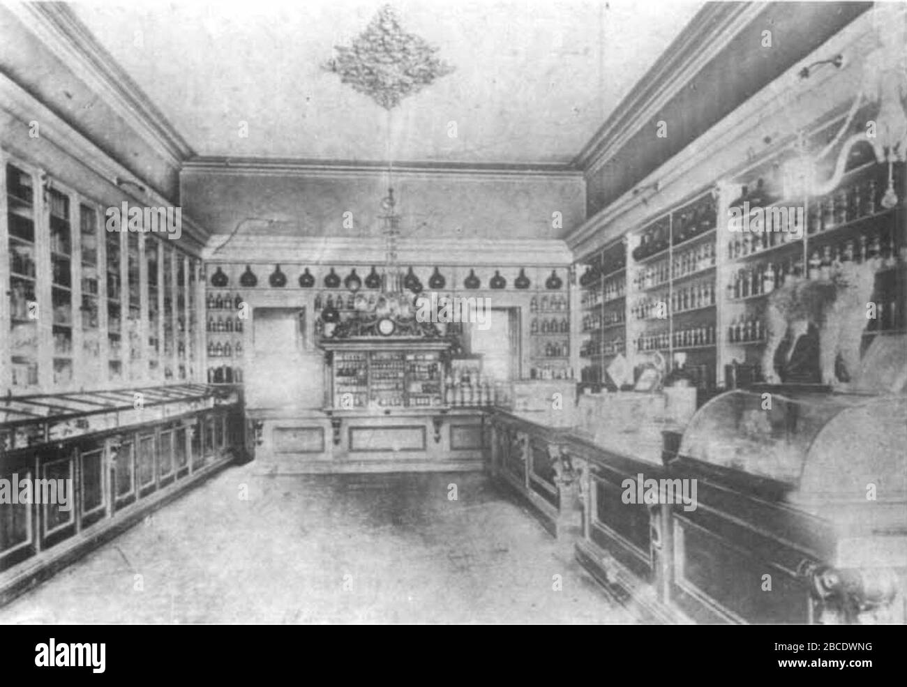 'English: Interior of Randall’s Drug Store, now the Niagara Apothecary, a pharmacy museum and National Historic Site of Canada.; 1900s date QS:P,+1900-00-00T00:00:00Z/8; Cropped from A Professional Keeping Shop: The Nineteenth-Century Apothecary, figure 2. Collection of the Niagara Apothecary.; Unknown author; ' Stock Photo