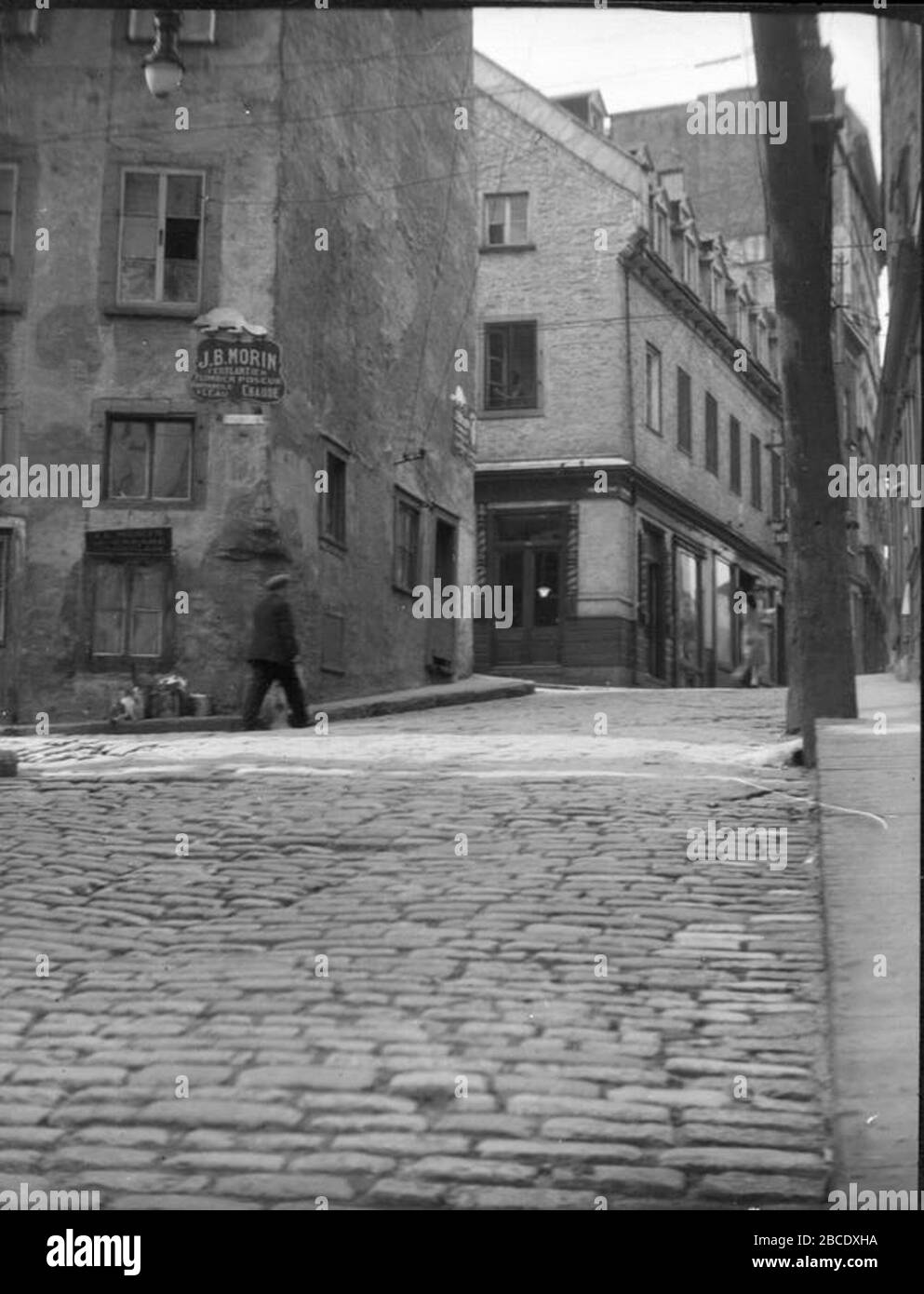 Français : La rue Notre-Dame, à Québec, vue depuis la rue du Cul-de-Sac. À  gauche : la maison Guillaume-Leduc.; 1929; facebook.com; Archives de la  Ville de Québec Stock Photo - Alamy