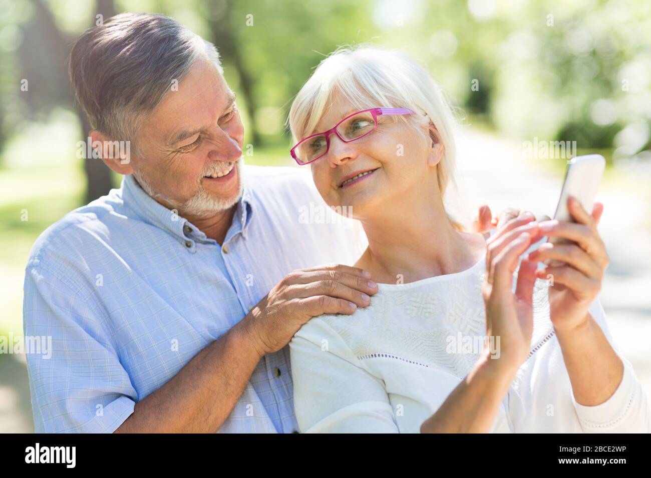 Smiling elderly senior couple hi-res stock photography and images - Alamy