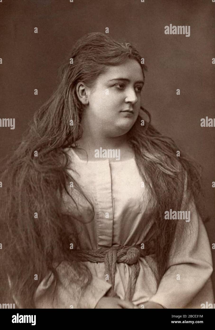 'English: Photograph of the French operatic soprano Marguerite Baux as Marguerite in Faust at the Paris opera in 1877; 1877; https://www.artlyriquefr.fr/personnages/Baux%20Marguerite.html; Unknown author; ' Stock Photo