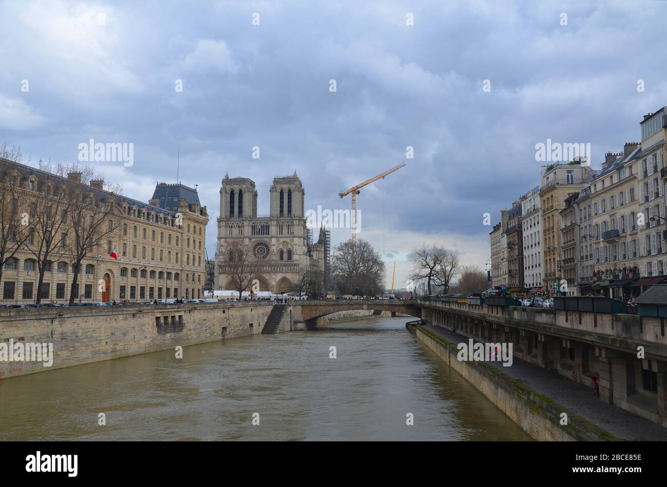 Paris, die Hauptstadt Frankreichs: An der Seine mit Notre Dame Stock Photo