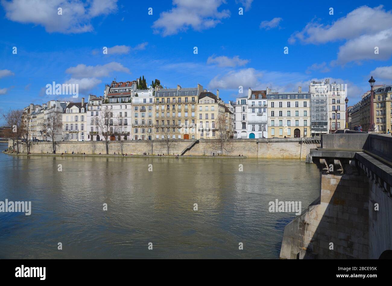 Paris, die Hauptstadt Frankreichs, am letzten Tag vor der Ausgangssperre wegen Corona Virus: Am Seine-Ufer Stock Photo