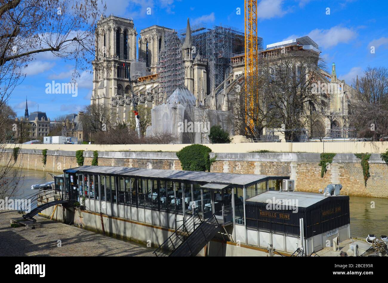 Paris, die Hauptstadt Frankreichs, am letzten Tag vor der Ausgangssperre wegen Corona Virus: die Kathedrale Notre Dame im Wiederaufbau Stock Photo