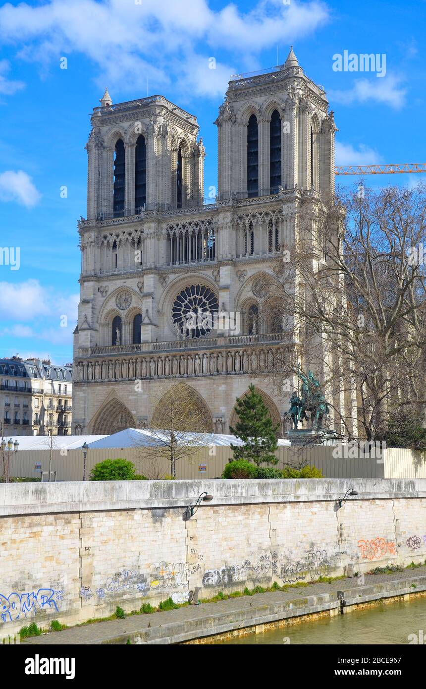Paris, die Hauptstadt Frankreichs, am letzten Tag vor der Ausgangssperre wegen Corona Virus: die Kathedrale Notre Dame im Wiederaufbau Stock Photo