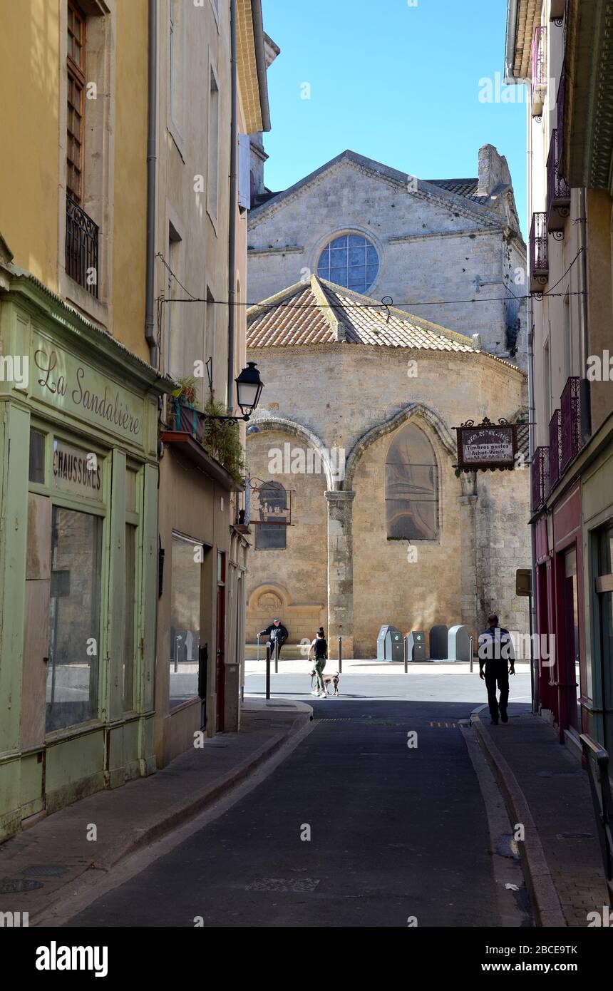Béziers im Süden Frankreichs, kurz vor der Ausgangssperre wegen Corona Virus: Gasse mit Kirche Stock Photo