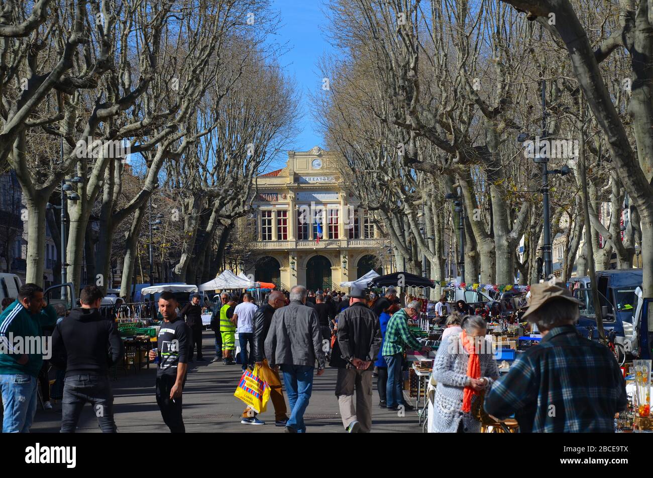 Béziers im Süden Frankreichs, kurz vor der Ausgangssperre wegen Corona Virus: Flohmarkt vor dem Theater Stock Photo