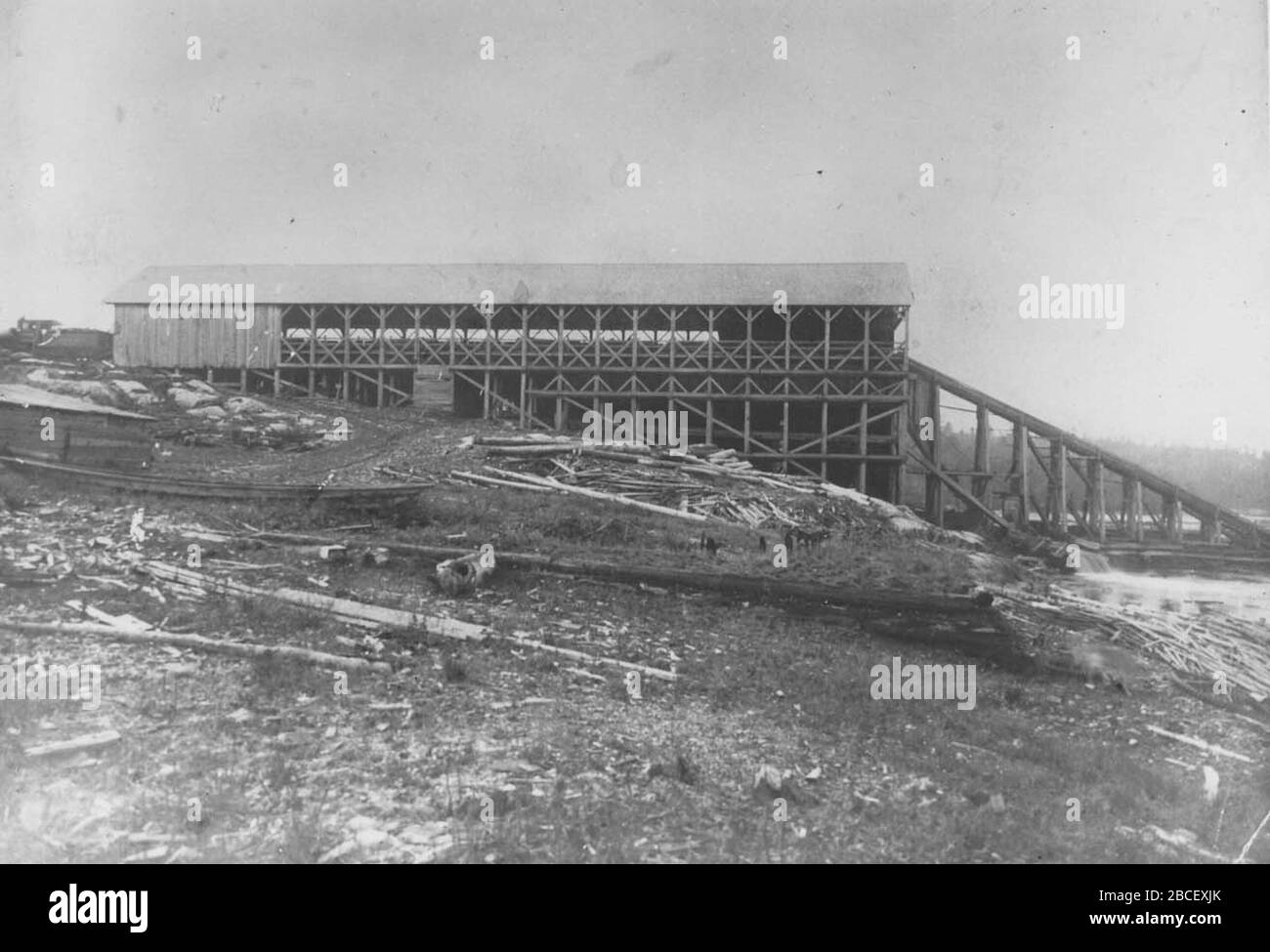 English This Jack Ladder Was Used To Raise Logs From Lake Nipissing To Cars On The Nosbonsing And Nipissing Railway The Engine Of One Train Can Be Seen On The Left