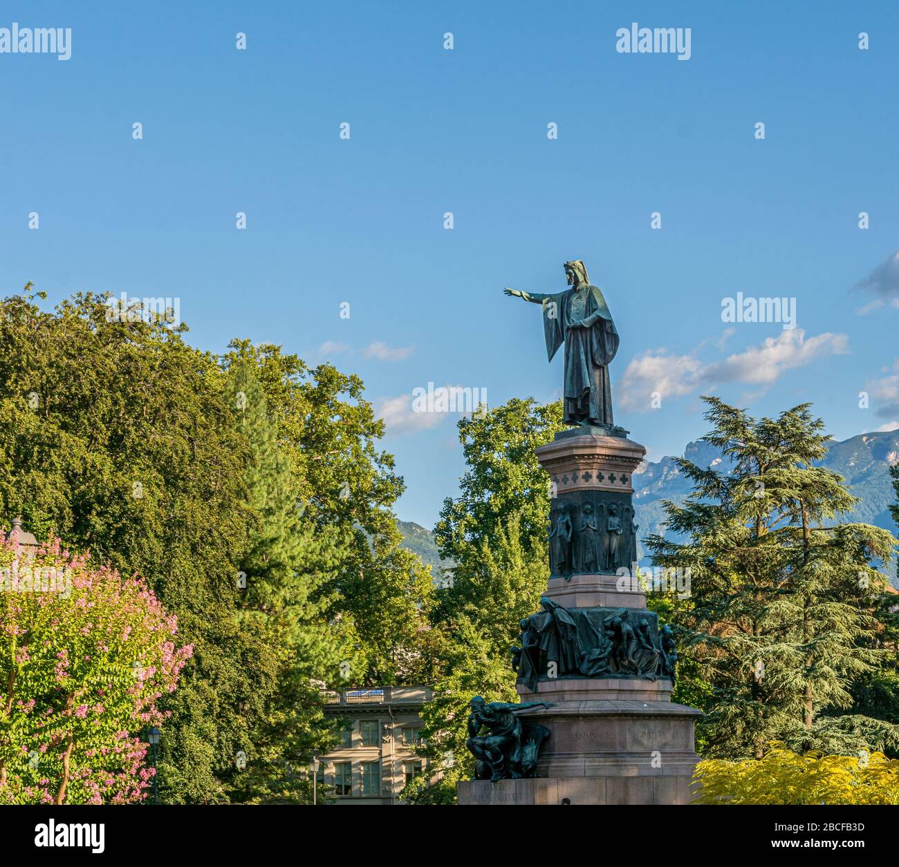 Dante alighieri bronze statue hi-res stock photography and images - Alamy