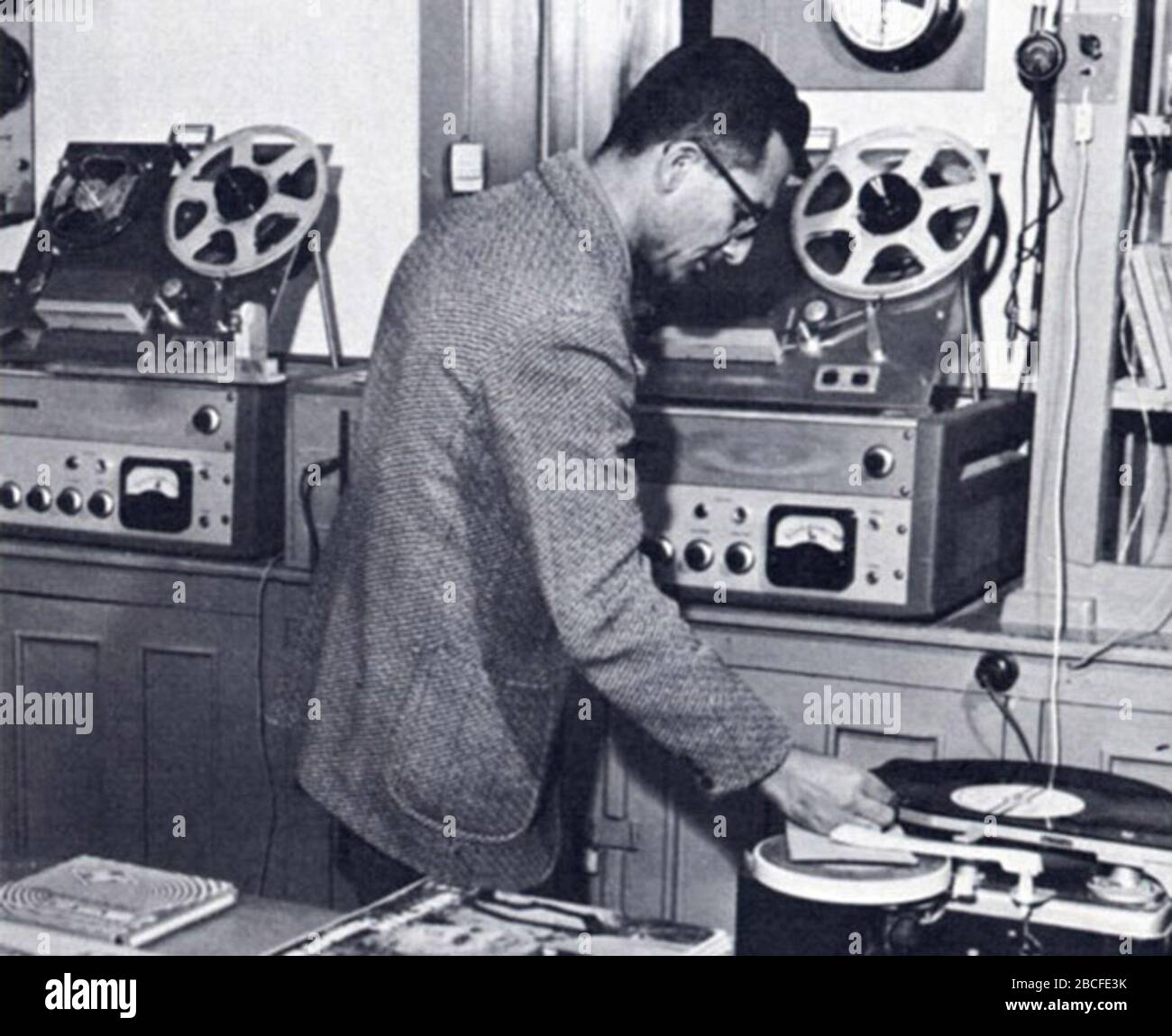 English: Afghan radio station. Original caption: Recording room pre-records  many interviews, special service programs for delayed broadcast.; 1950s  date QS:P,+1950-00-00T00:00:00Z/8 or early 1960s; according to Qayoumi,  most of the book's images dated