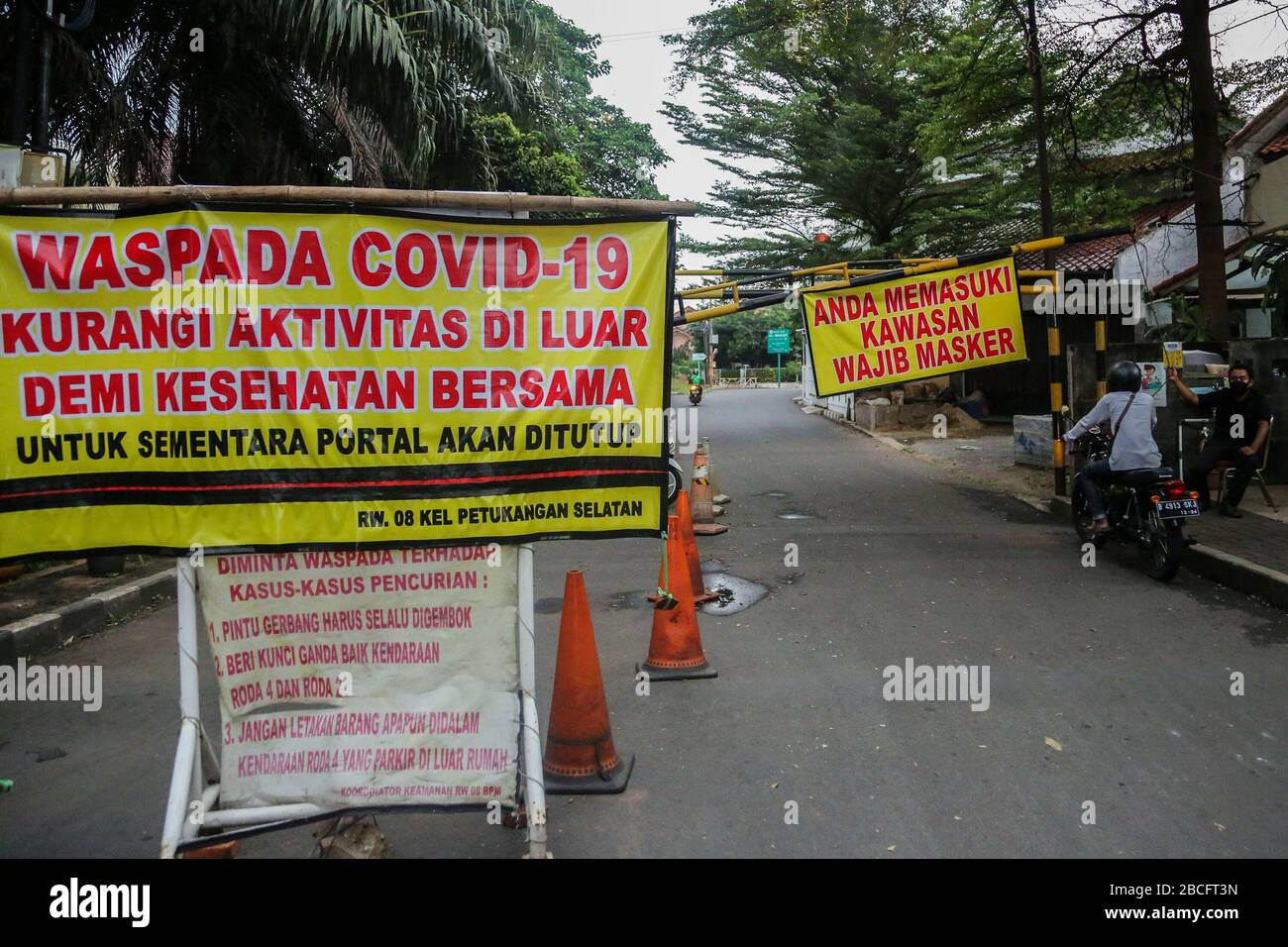 Jakarta Indonesia 04th Apr 2020 A Number Of Entrances To Residential Areas In Lockdown As A Quarantine Effort To Prevent The Transmission Of Coronavirus Covid 19 In Jakarta Indonesia Saturday April 4 2020<script async src=