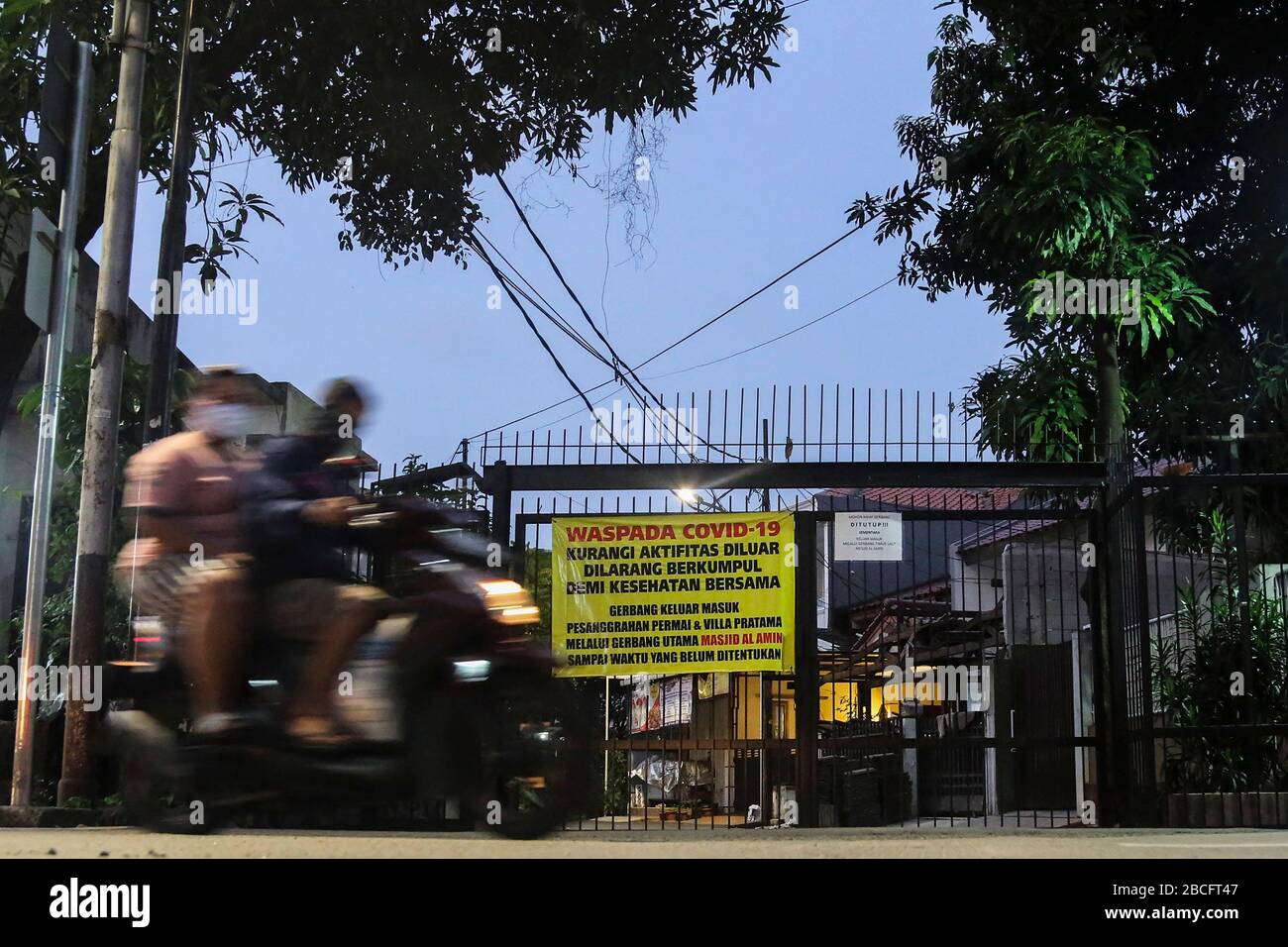 Jakarta Indonesia 04th Apr 2020 A Number Of Entrances To Residential Areas In Lockdown As A Quarantine Effort To Prevent The Transmission Of Coronavirus Covid 19 In Jakarta Indonesia Saturday April 4 2020<script async src=