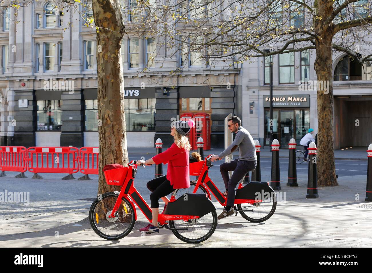 London, UK. 4th April 2020. COVID-19 pandemic sunny noon near Bank of England  and nearby St.Pauls Cathedral and people enjoying sunny Saturday day and ignoring warning to stay at home Credit: AM24/Alamy Live News Stock Photo