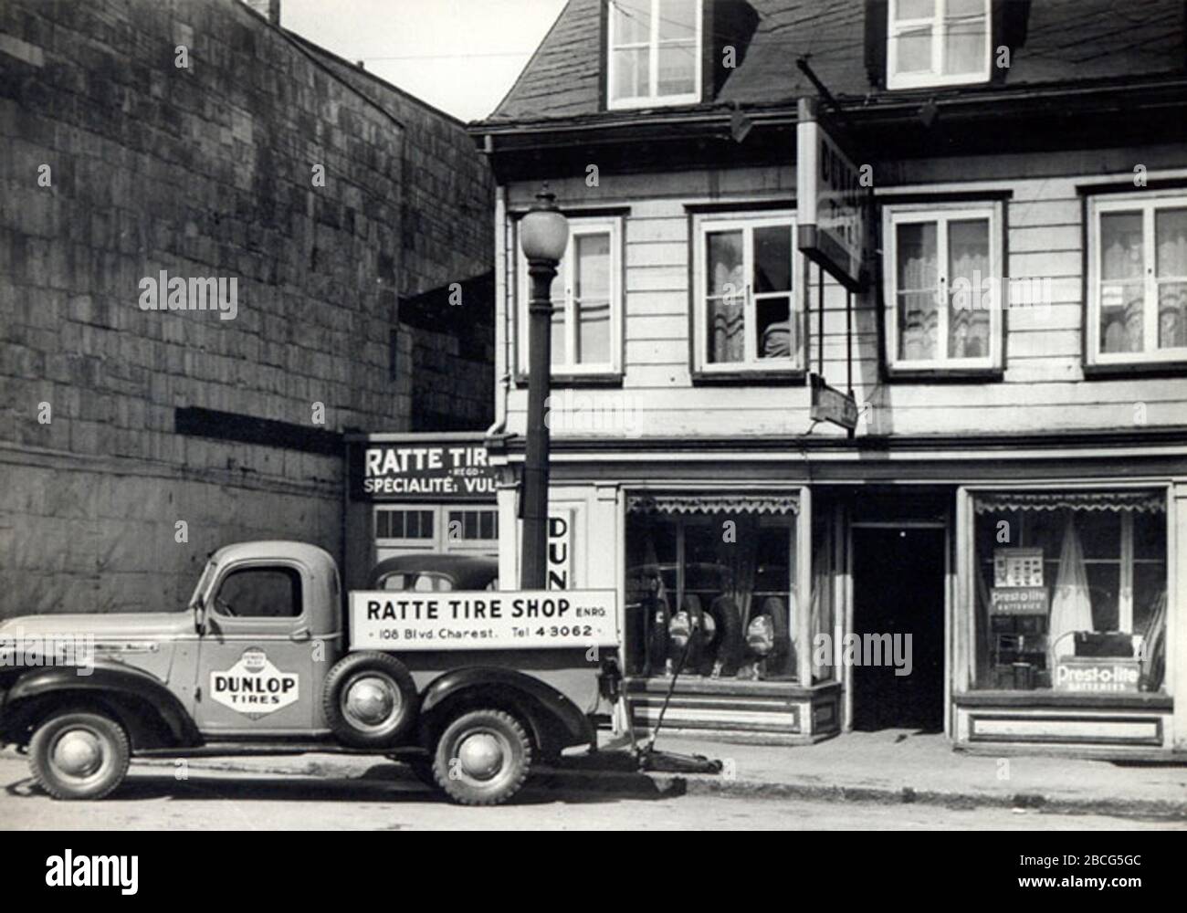 Français : Magasin de pneus, Ratté Tire Shop, au 108, boul. Charest Est  près de la rue du Pont à Québec; 1934; grouperatte.com; Groupe Ratté Stock  Photo - Alamy