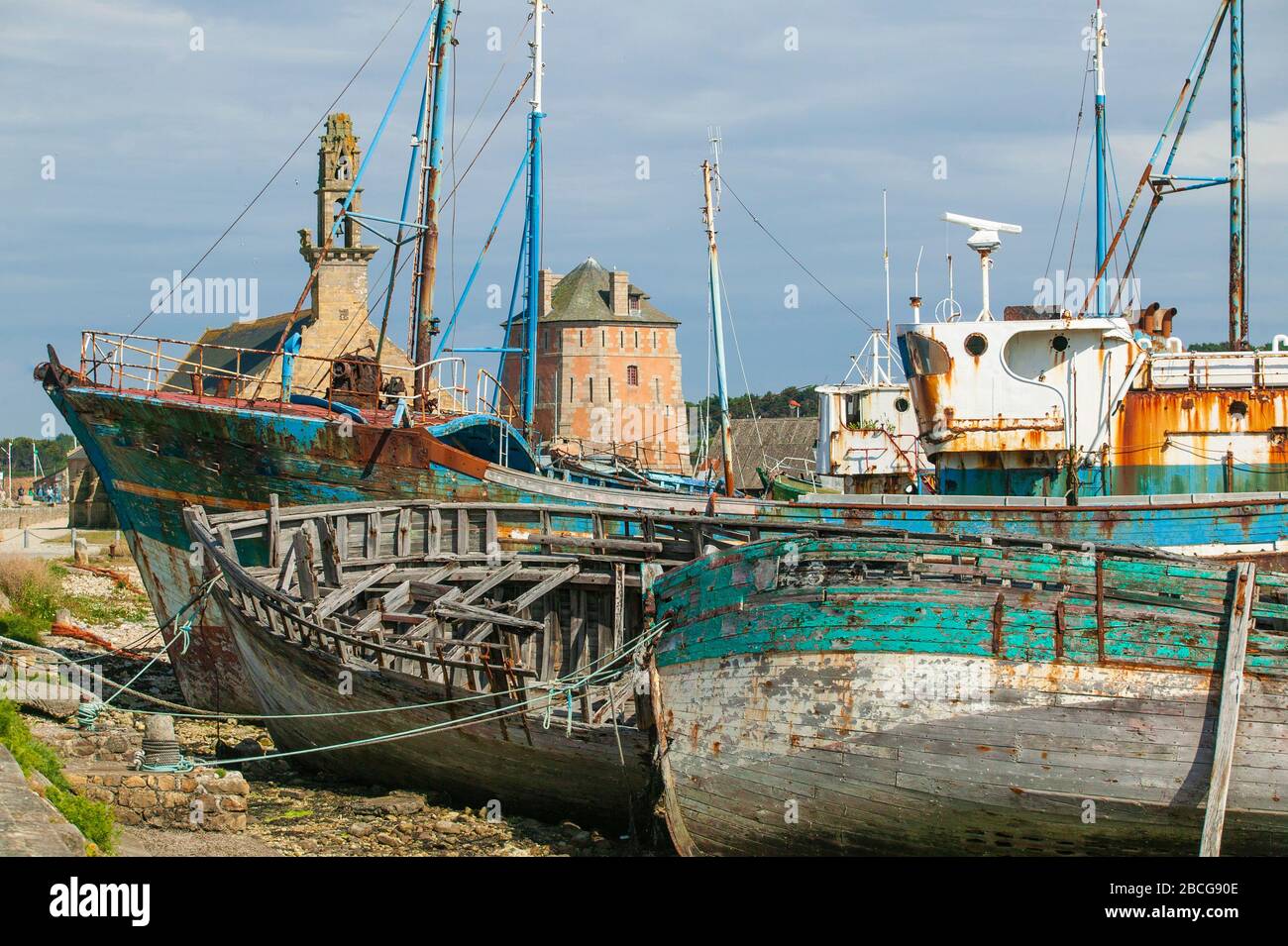 rotten fishing vessels on the beach of the picturesk breton village of Camaret sur mer, Britanny, France Stock Photo