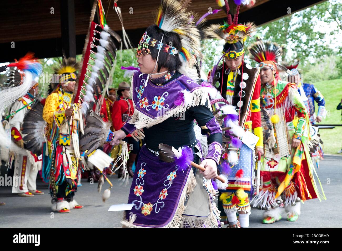 Traditional Native Indian dancing at North American Plaims Native ...