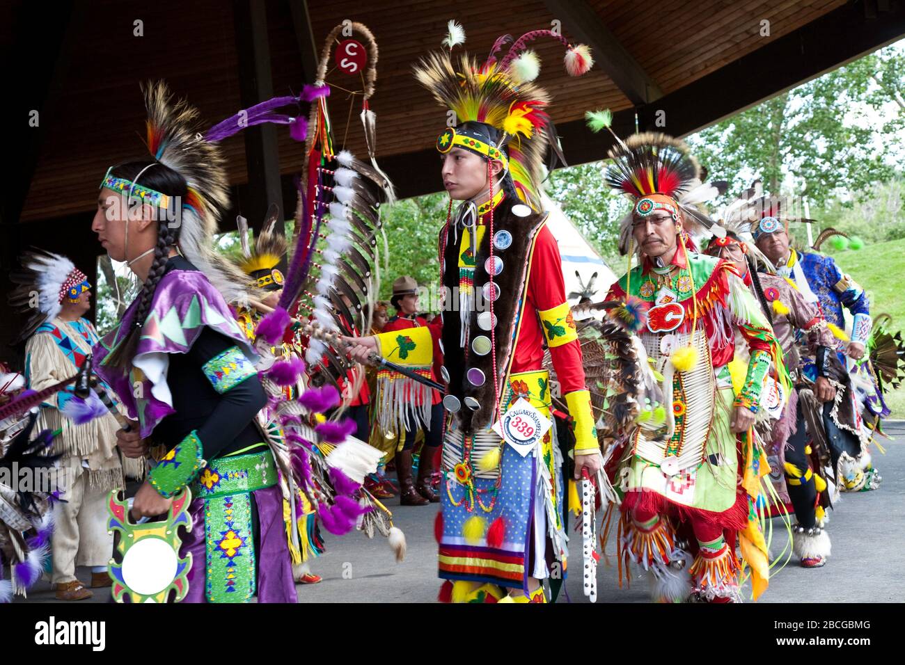 Traditional Native Indian dancing at North American Plaims Native ...