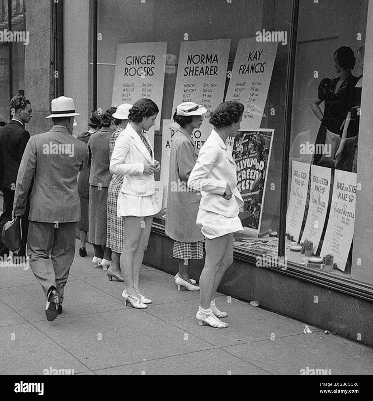 English Window Shopping At Simpsons Department Store Toronto Canada Detail 1937 This Image Is Available From The City Of Toronto Archives Listed Under The Archival Citation Fonds 1257 Series 1057 Item