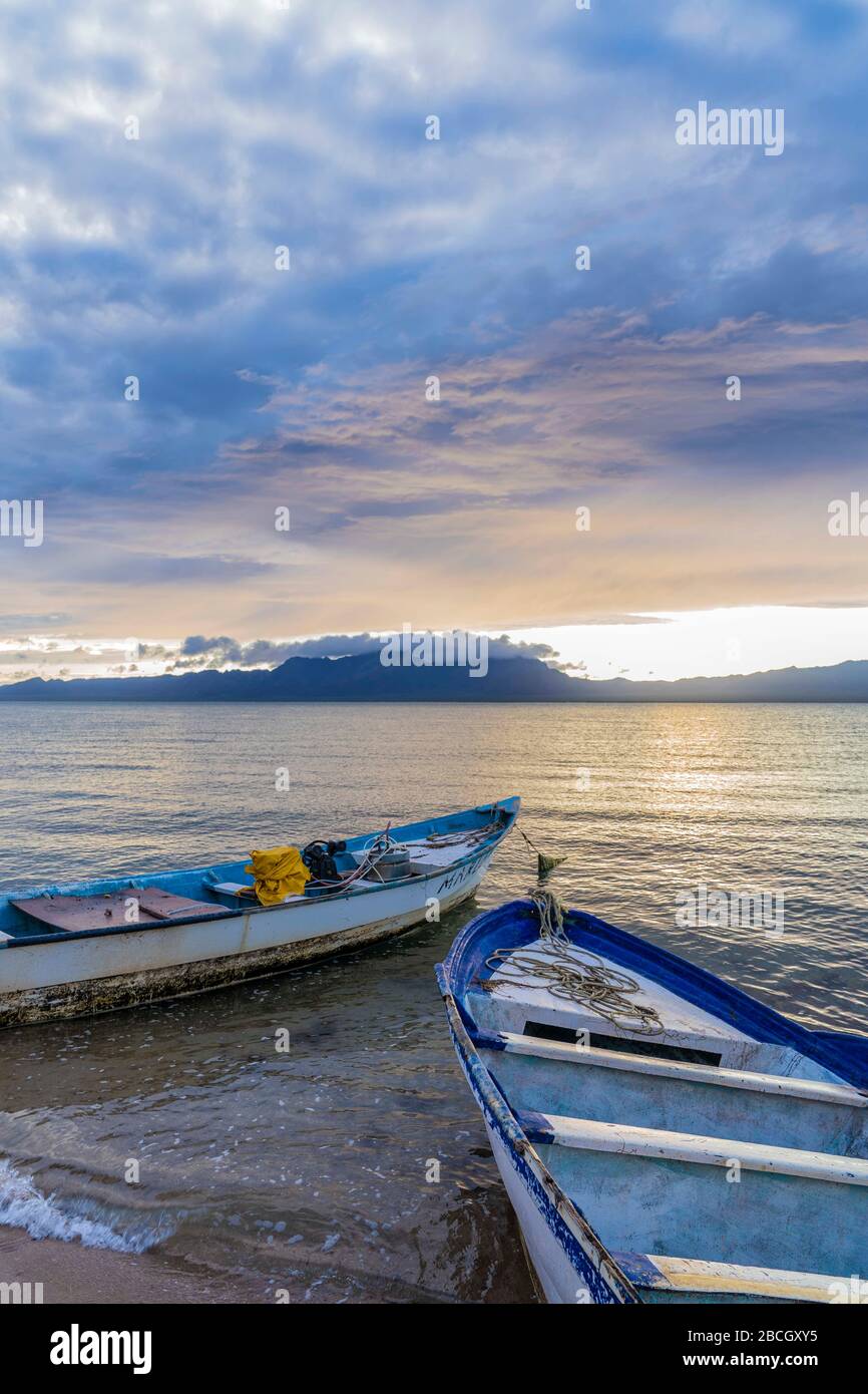 Botes de pesca hi-res stock photography and images - Alamy