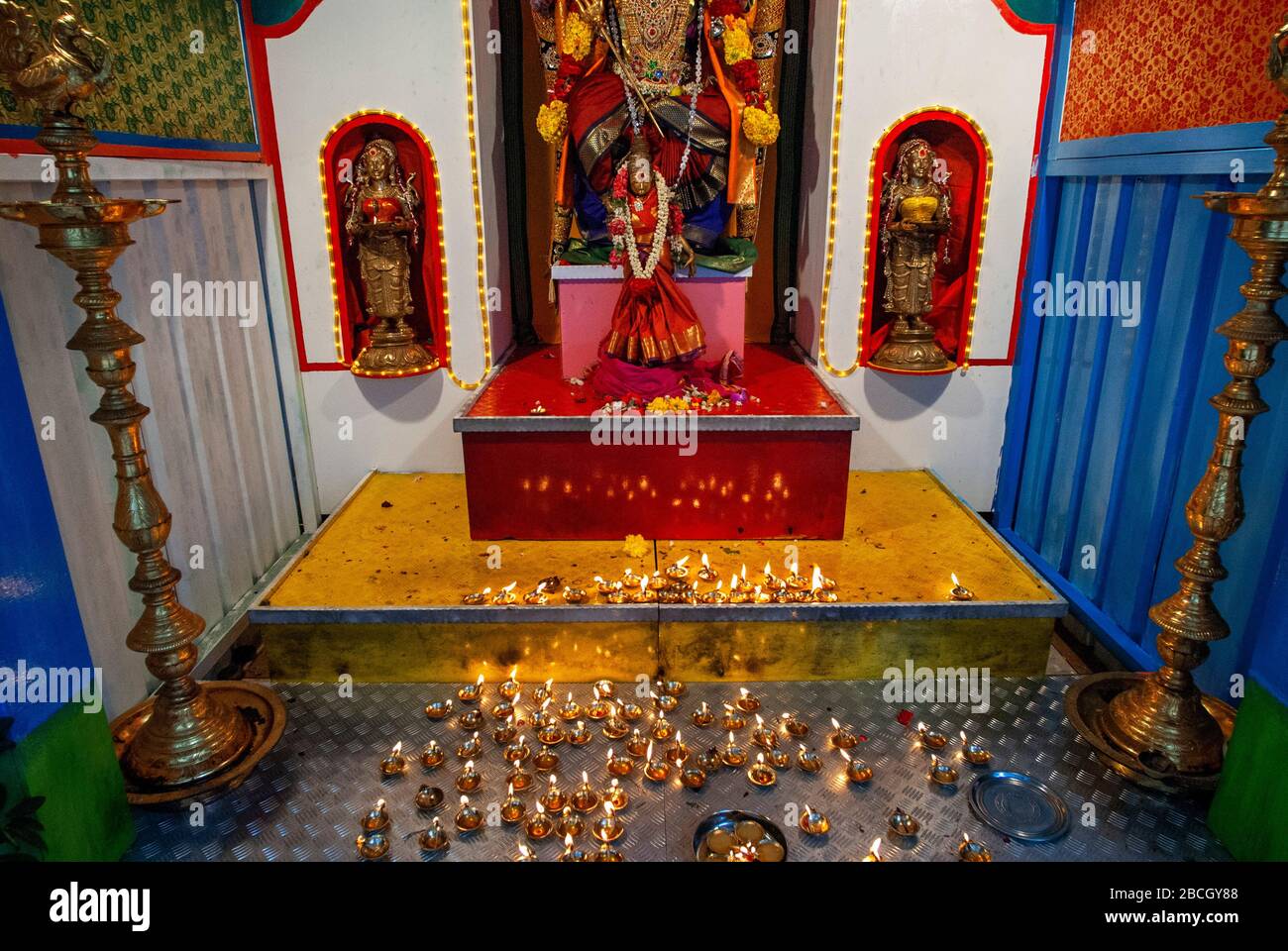 Religious ritual in a Hindu temple, Veerama Kaliamman Temple, Serangoon Road, in the Indian district, Little India, city centre Stock Photo