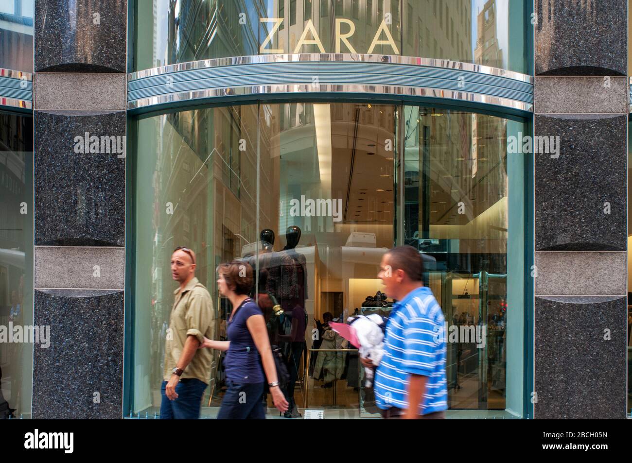 Zara store new york hi-res stock photography and images - Alamy