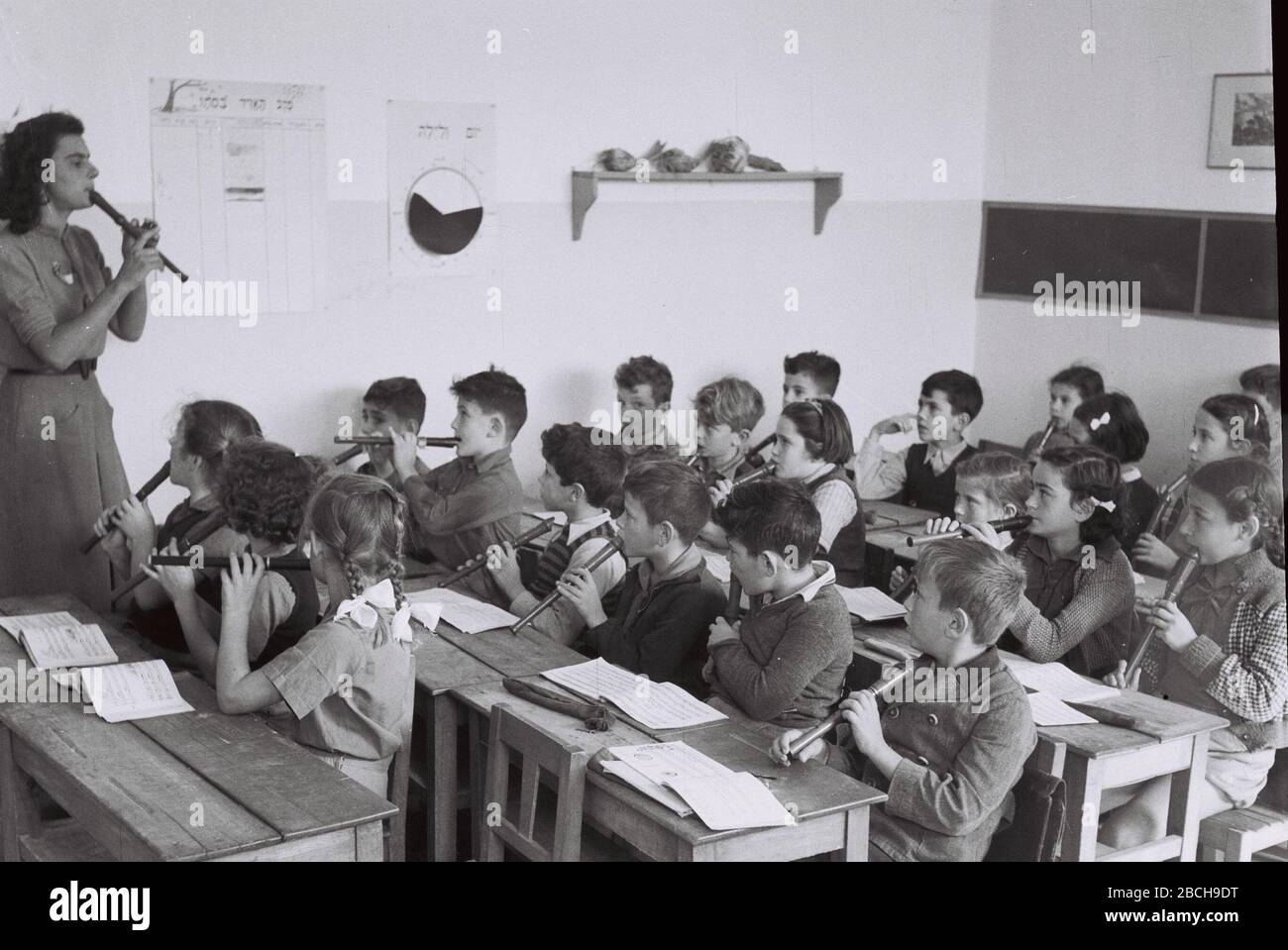 English Elementary School Children During A Recorder Lesson In Their Classroom In Tel Aviv C O I O U O U O E E O O I I O E U E E O E 01 06 1946 This Is Available From National Photo Collection