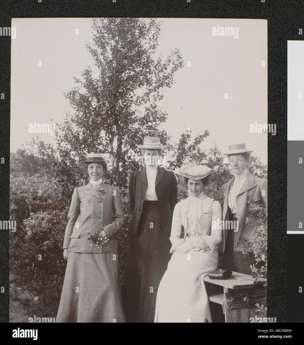 English: The Norwegian author Nini Roll Anker (left) and three other,  unknown women between 1880 and 1913 (probably around 1900, Anker was born  in 1873). Norsk bokmål: Den norske forfatteren Nini Roll