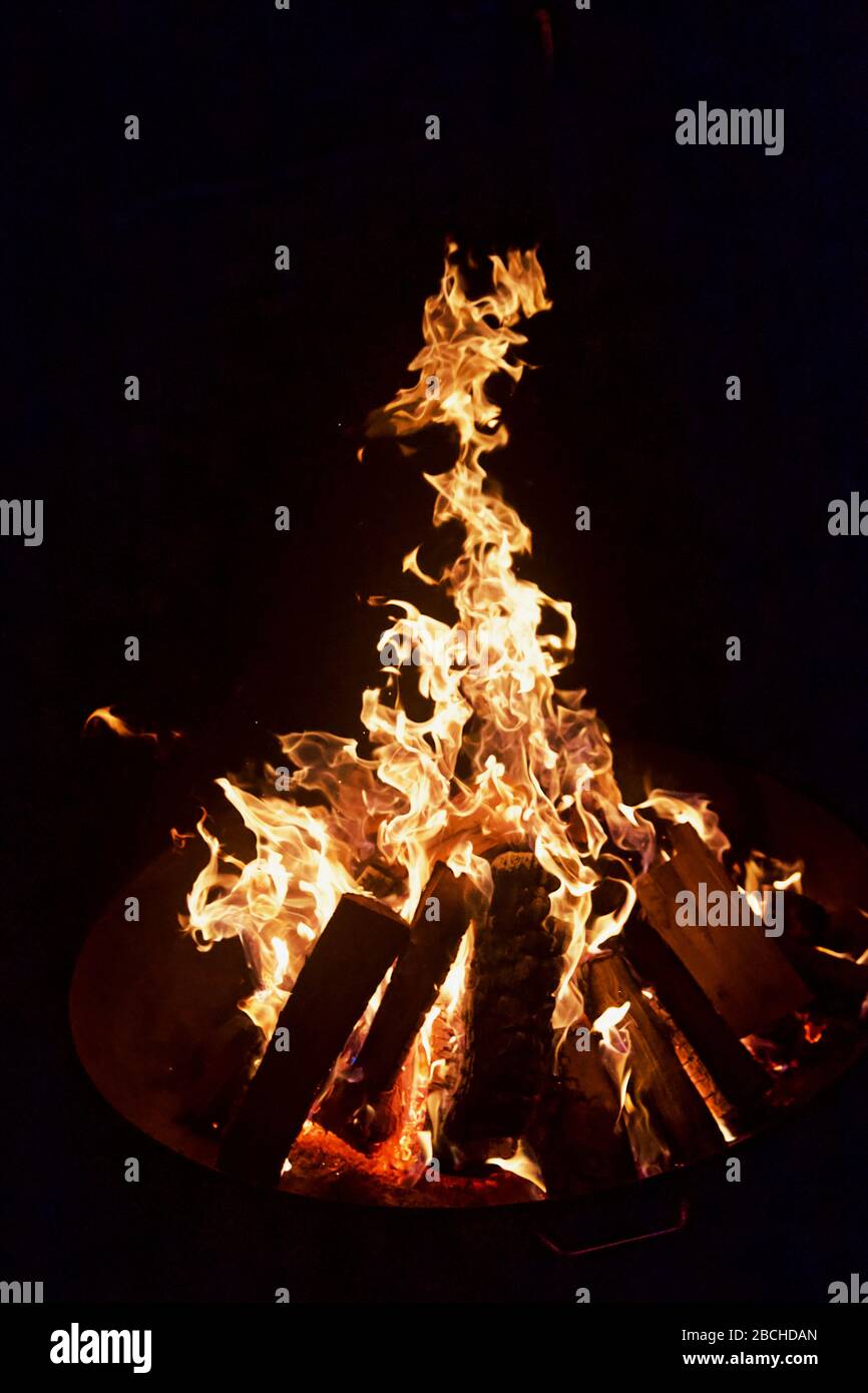 campfire at night Stock Photo - Alamy