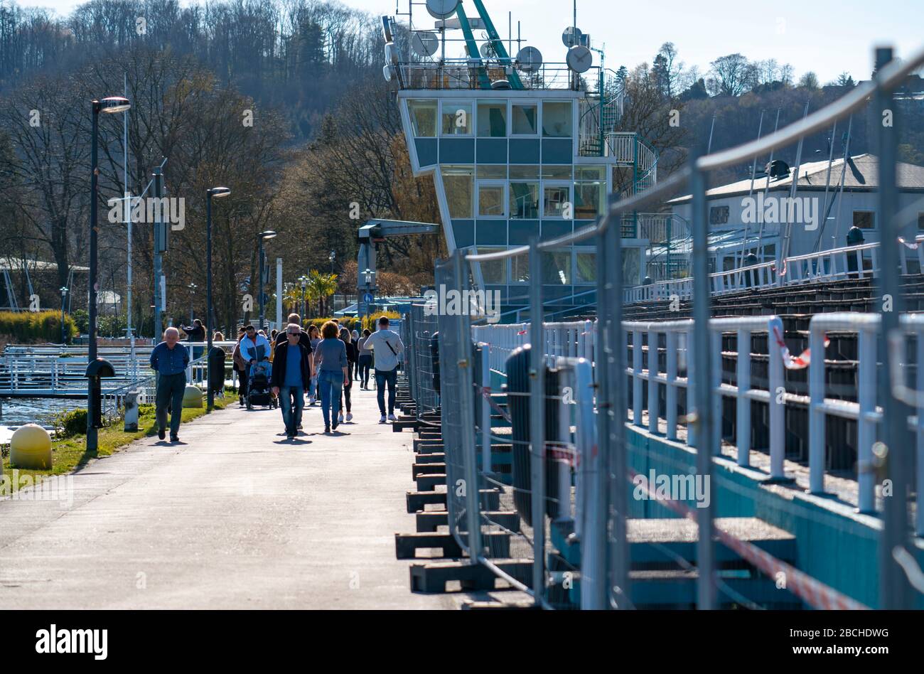 Lake Baldeney in Essen, Saturday, 04.04.20, closed regatta grandstands, otherwise hundreds of people sunbathe here, observe the ban on contact, keep t Stock Photo