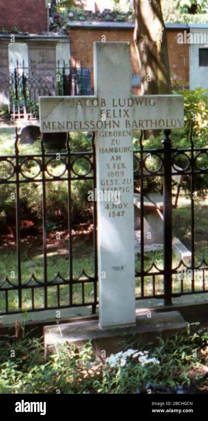 English: Grave of Felix Mendelssohn Bartholdy, in the background the graves of his parents Abraham Mendelssohn, mar. Mendelssohn Bartholdy (left, partially out of photo) and Lea adopted name: Bartholdy