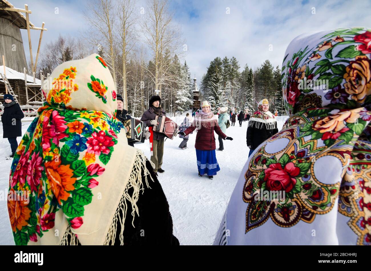 Malye Korely. Round dance in the Russian village. Shrovetide at the Museum of Wooden Architecture 'Small Korely'. Russia, Arkhangelsk region Stock Photo