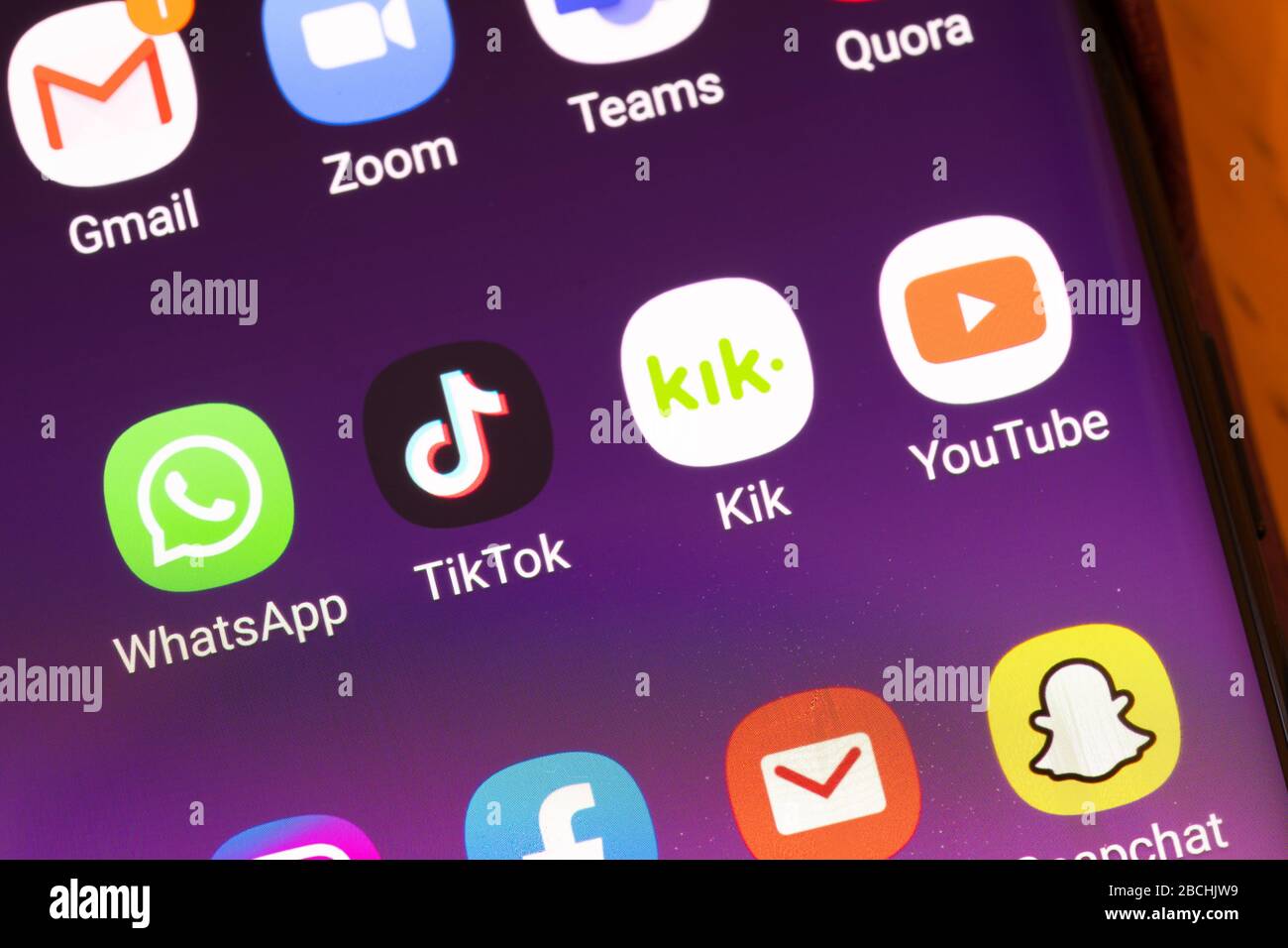 straf Velkommen Panter The Kik messenger instant messaging mobile app and the TikTok Chinese  video-sharing social networking service app on a mobile smartphone screen  Stock Photo - Alamy