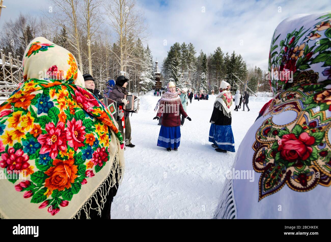 Malye Korely. Round dance in the Russian village. Shrovetide at the Museum of Wooden Architecture 'Small Korely'. Russia, Arkhangelsk region Stock Photo