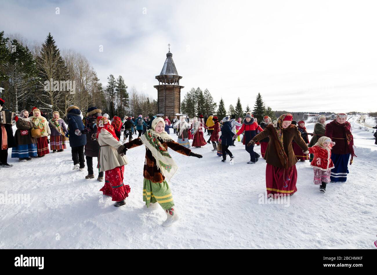 Malye Korely. Round dance in the Russian village. Shrovetide at the Museum of Wooden Architecture 'Small Korely'. Russia, Arkhangelsk region Stock Photo