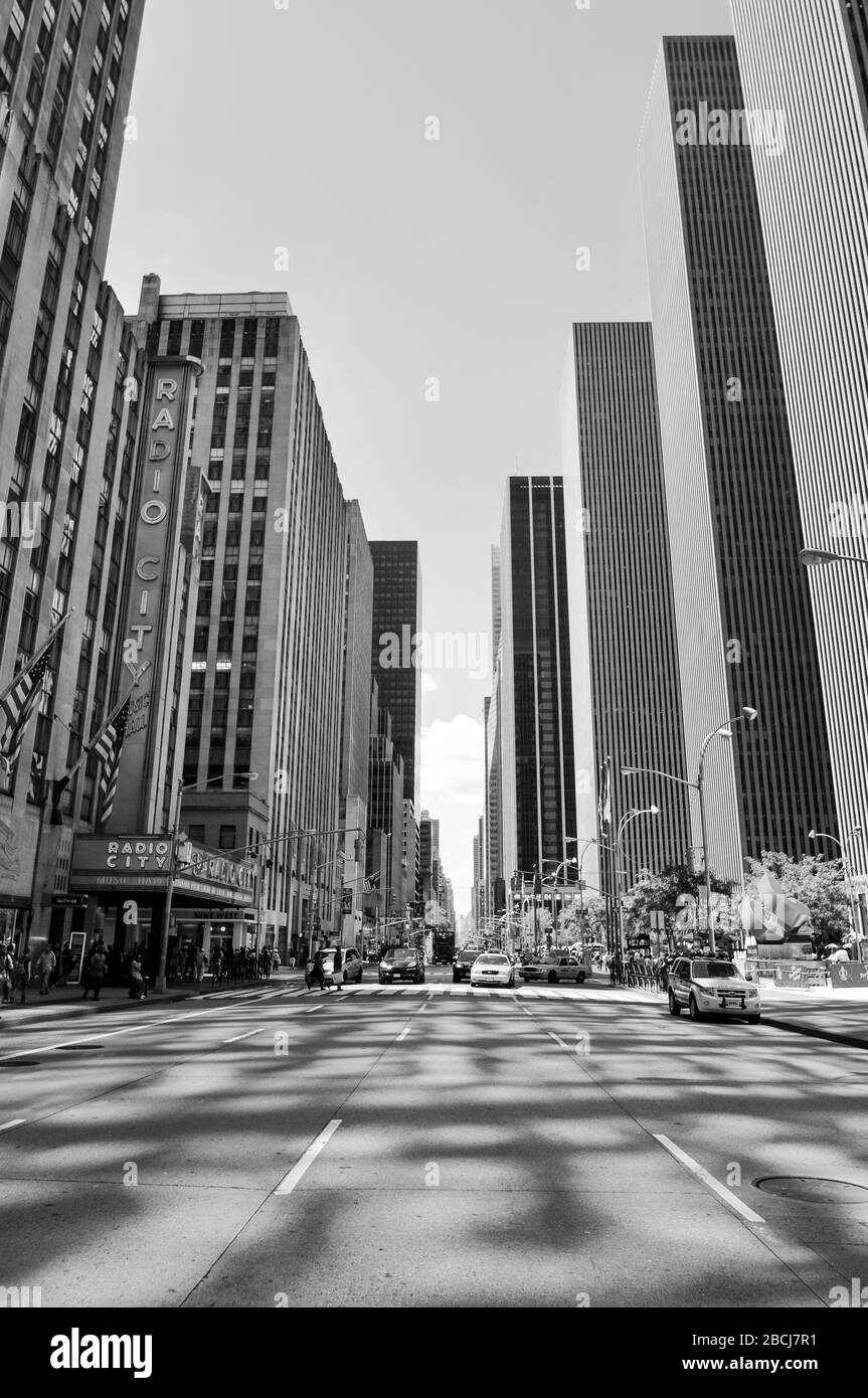 Skyscrapers twin towers Black and White Stock Photos & Images - Alamy