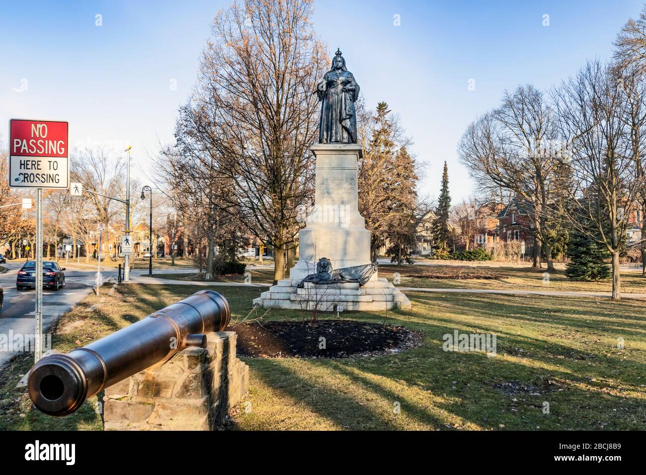 Bronze statue queen victoria town hires stock photography and images