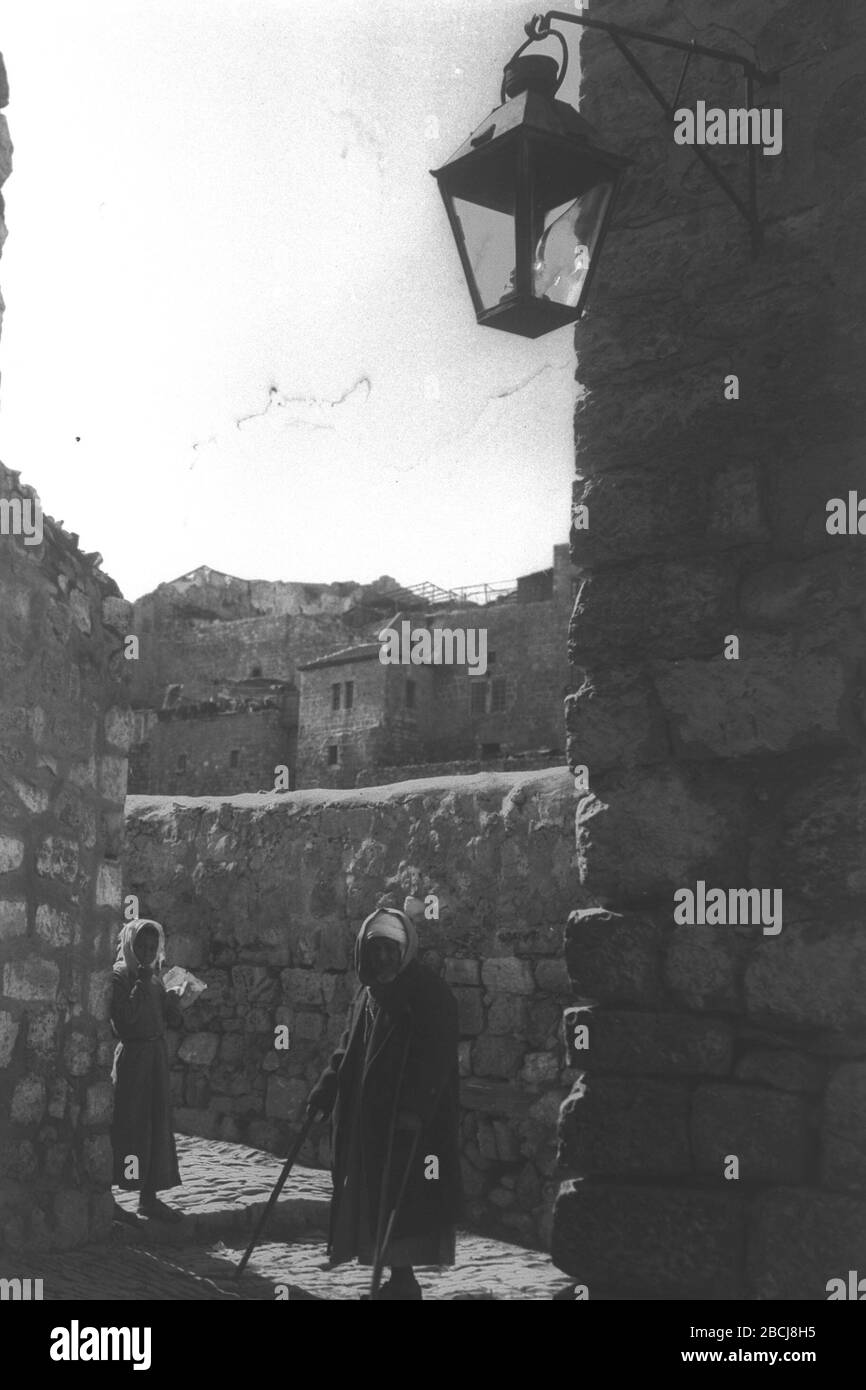 English Inside The Jewish Quarter Of The Old City In Jerusalem I I E I O I I I O E O I O Ss I E O I C U O U 01 02 1934 This Is Available From National Photo Collection Of Israel Photography Dept