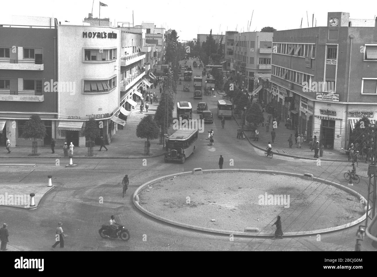 English Kikar Hamoshavot In Allenby Street In Tel Aviv O O O I U I C E I E O I E E U E O E U E E O E 01 06 1938 This Is Available From National Photo Collection Of Israel Photography Dept Goverment