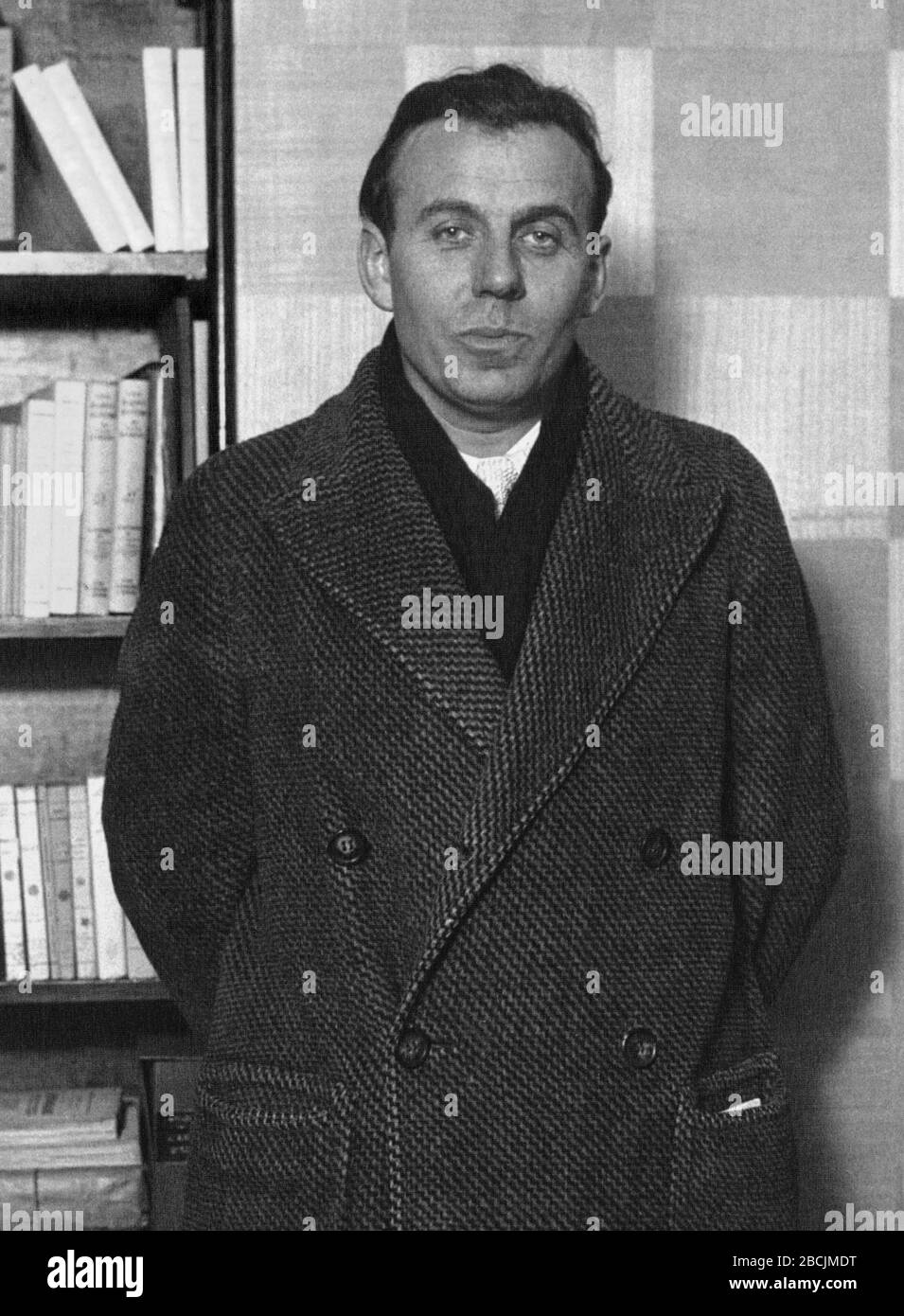 'Français : Louis-Ferdinand Céline (1886-1958), écrivain français en 1932, année où il obtint le prix Renaudot pour son roman Le Voyage au bout de la nuit. (Épreuve recadrée 2.) English: FLouis-Ferdinand Céline (1886-1958), French writer in 1932, the year he won the Renaudot prize for his novel Journey to the End of the Night. (Cropped print 2.); 1932. 2013-08-12 for upload; This image comes from Gallica Digital Library and is available under the digital ID btv1b9046059w/f1 This tag does not indicate the copyright status of the attached work. A normal copyright tag is still required. See Commo Stock Photo