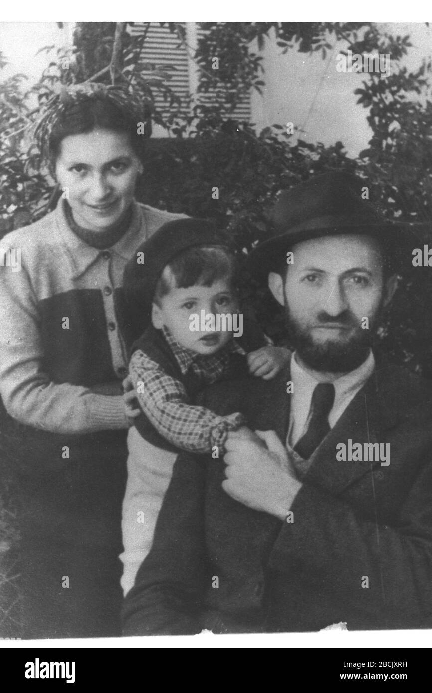 English Menahem Begin With Wife Aliza And Son Benyamin Zeev During His Rabbi Sassover Period In Tel Aviv U O U I U O N I E I O U U E U E O U O U N E E E Ss I E O I E C U