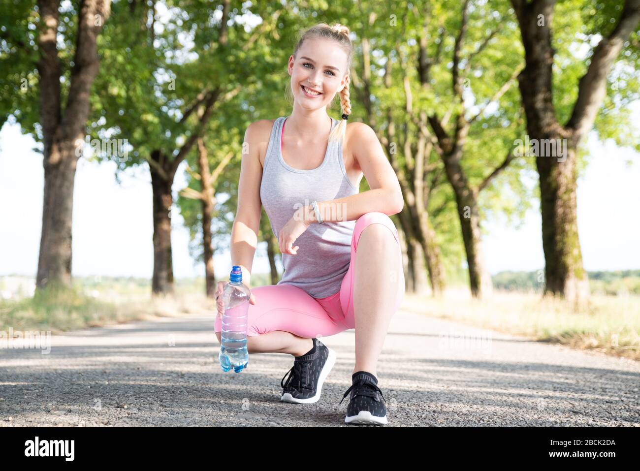 Pretty young woman doing hi-res stock photography and images - Alamy