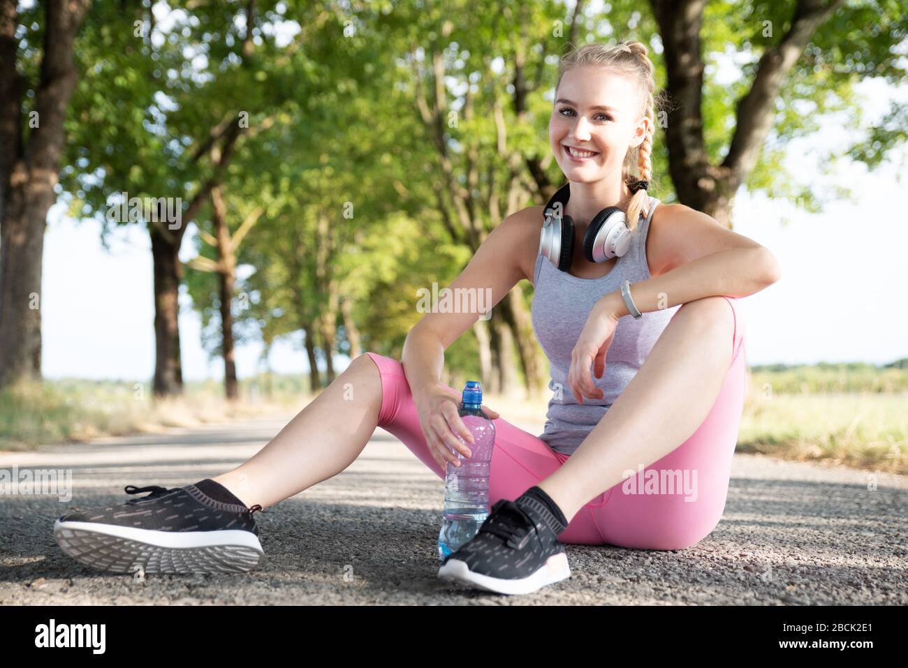 Pretty young woman doing hi-res stock photography and images - Alamy