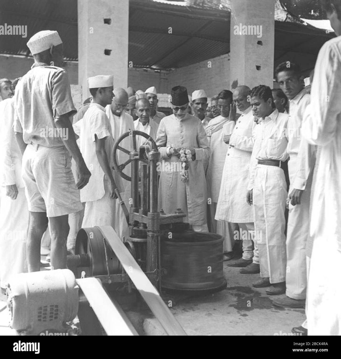 'English: Visit of the Hon'ble Maulana Abdul Kalam Azad to the Vignam kala Bhavan, Baurala on 4.4. 48.; 4 April 1948; http://photodivision.gov.in/IntroPhotodetails.asp?thisPage=1502; Photo Division, Ministry of Information & Broadcasting, Government of India; ' Stock Photo