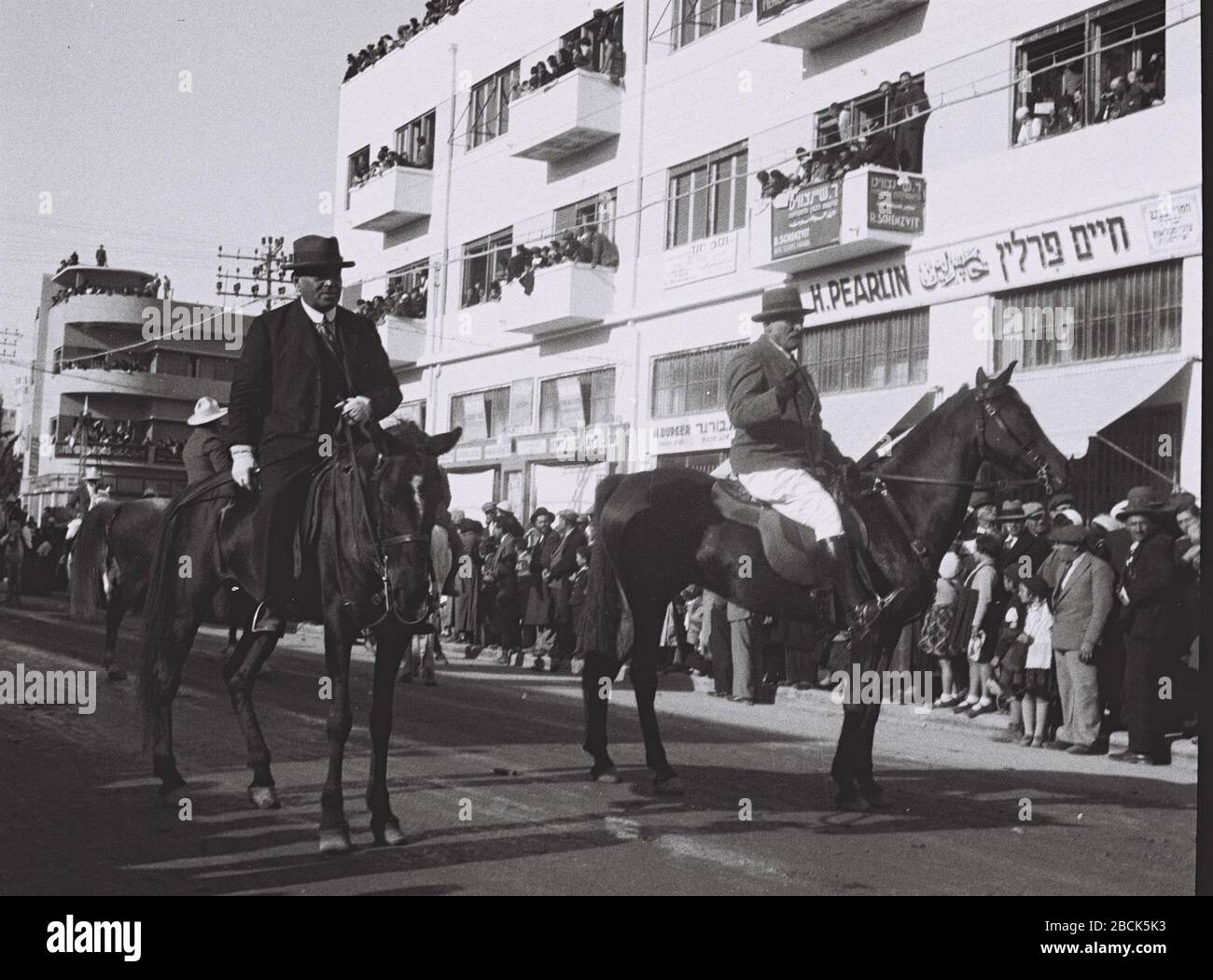 English Tel Aviv Mayor Meir Dizengoff The Veteran Shomer Avraham Shapira Leading The Purim Adloyada Parade In Tel Aviv E O I U I O I I U E O I E O I I O U E U E E O E E O U I U