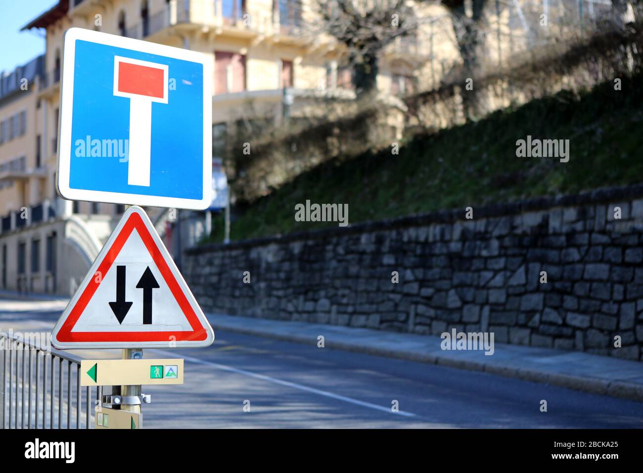 Sens Unique. Circulation dans les deux sens. Signalisation routière. Panneau. Saint-Gervais-les-Bains. Haute-Savoie. France. Stock Photo