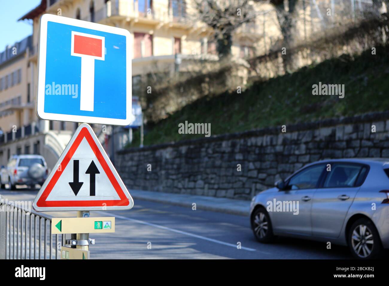 Sens Unique. Circulation dans les deux sens. Signalisation routière. Panneau. Saint-Gervais-les-Bains. Haute-Savoie. France. Stock Photo