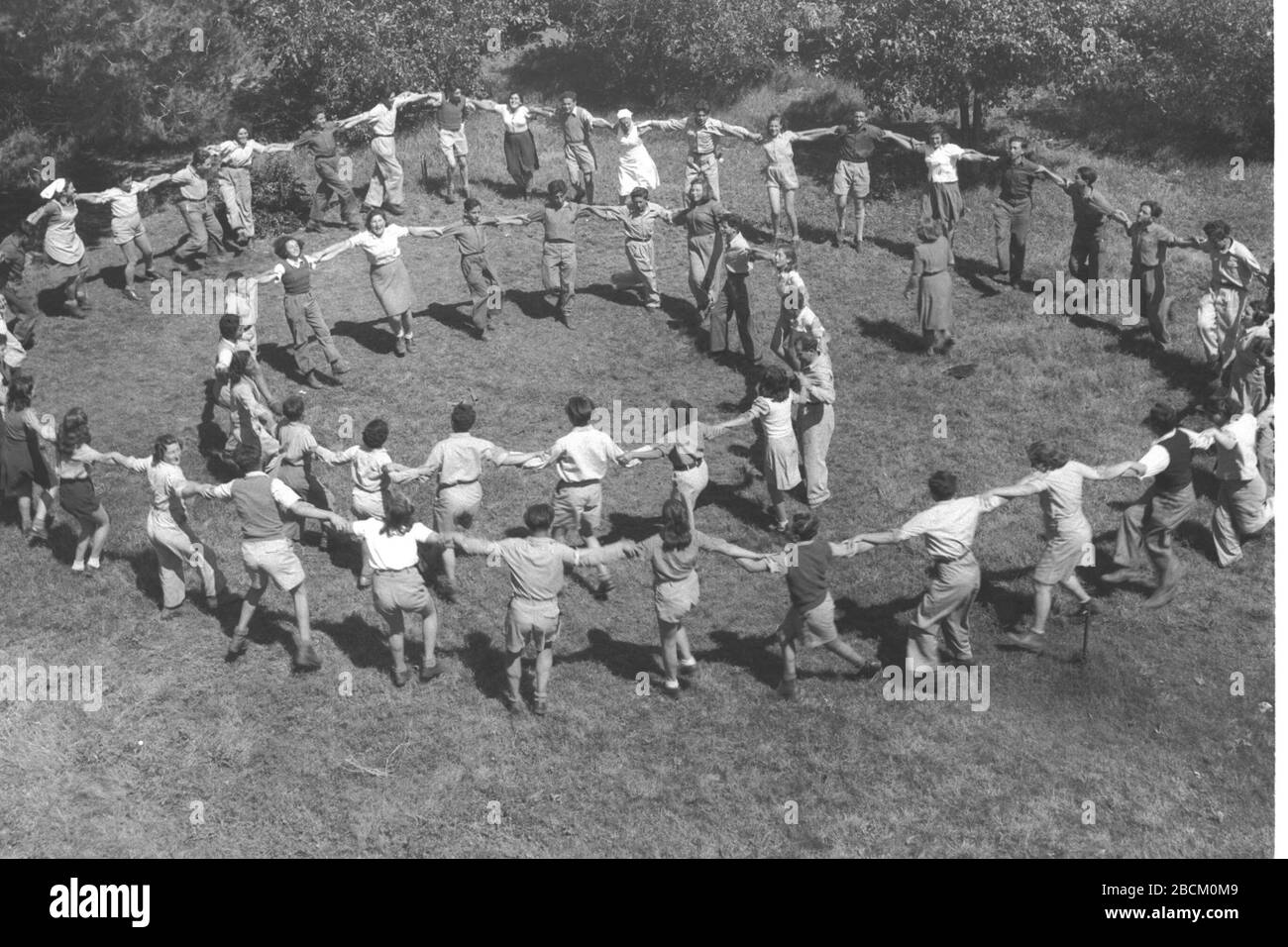 English Roumanian War Orphans Dancing The Hora At The Meshek Hapoalot Farm In Petah Tikva O I U O U U I U O I I Ss I O U I I I E O I I U C Ss I I U I E O Ss I I 01 06 1946