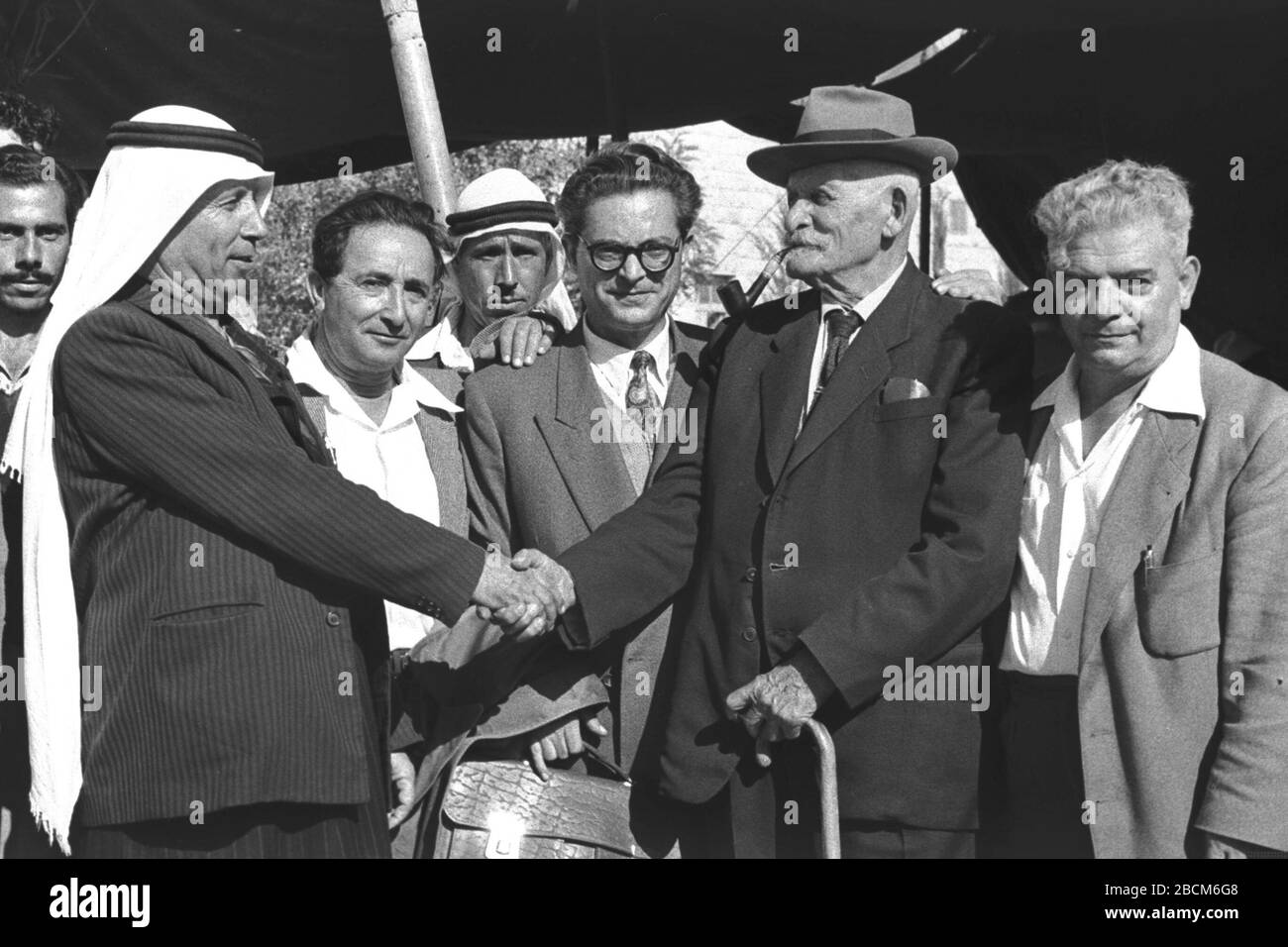 English Abdullah Mansour Of Kfar Kasem Shakes Hands With The Veteran Shomer Avraham Shapira At The Traditional Sulha Gathering In Kfar Kasem E O N Ss U I C I U O U E E I U C O E I C O O O E I