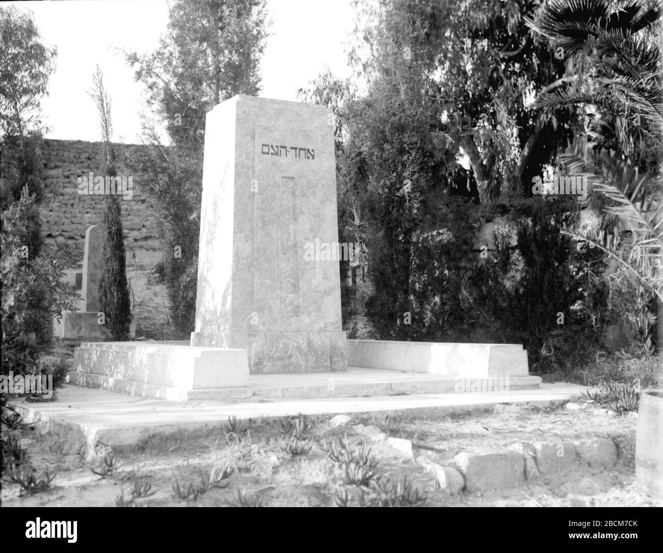 English The Grave Of Ahad Ha Am In Tel Aviv S Old Cemetery Ss E I C U E O I I U E E O I Ss E I I O C U C U U E E O E 30 December 1934 This Is Available From National Photo Collection Of