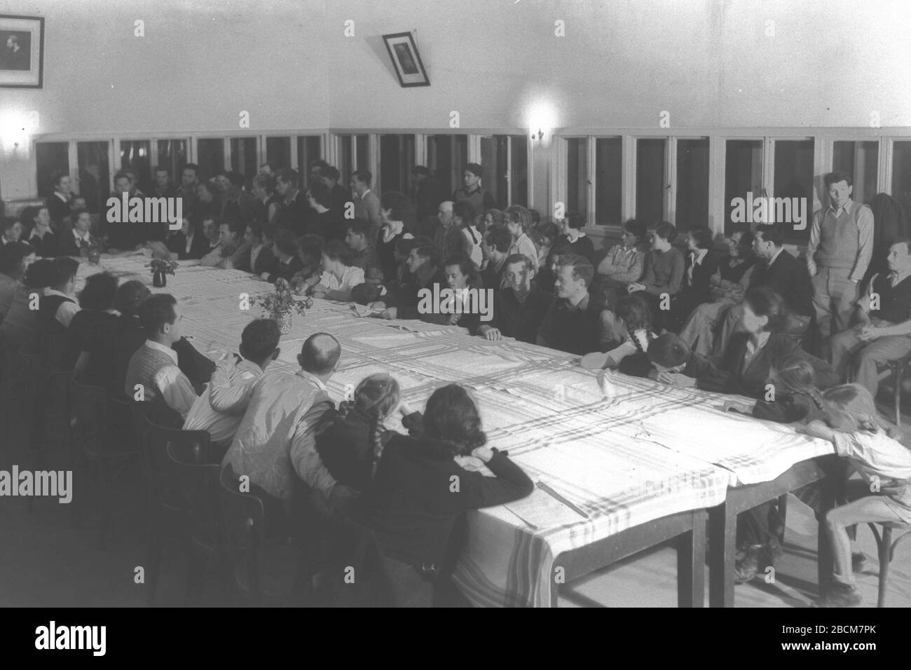 English The Members Of Kibbutz Gvat Holding Their General Meeting In The Dining Hall O E O Ss O E I I E U C O U E E O O E O U E O I I E I O U 30 December 1938 This Is Available