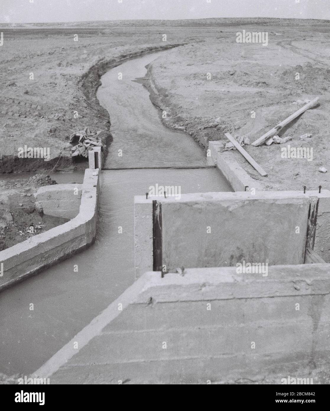 English The Water Reservoir At Bir Asluj In The Negev U E I I U O U E O O C I E E O E U I N E I E 17 March 1945 This Is Available From National Photo Collection Of Israel Photography Dept Goverment Press